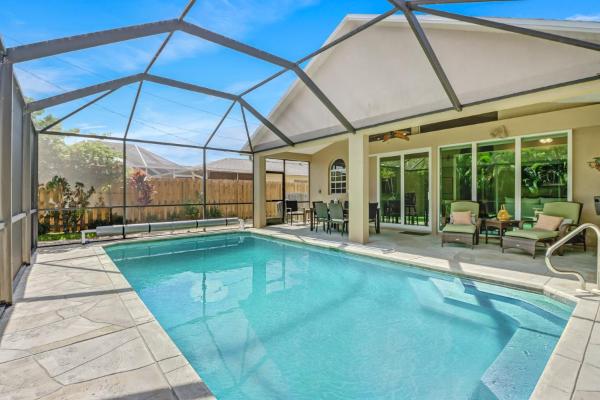 Cozy Beach House - 5 minutes from Vanderbilt Beach