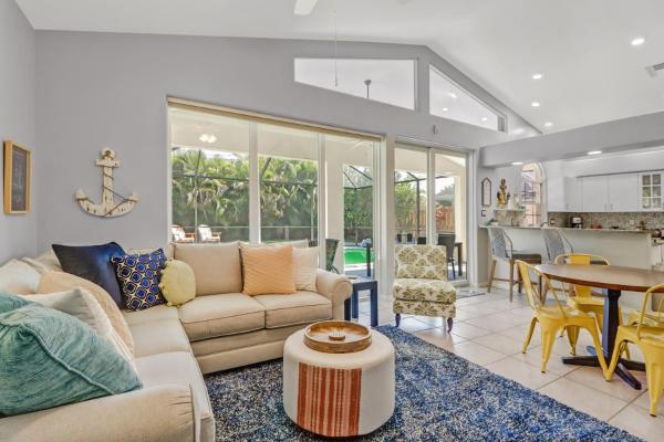 Cozy Beach House - 5 minutes from Vanderbilt Beach