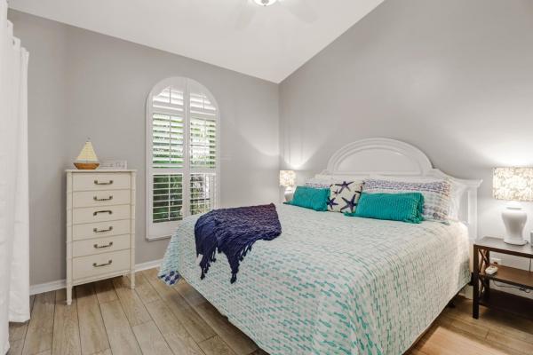 Cozy Beach House - 5 minutes from Vanderbilt Beach