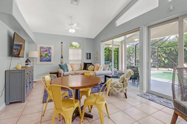Cozy Beach House - 5 minutes from Vanderbilt Beach