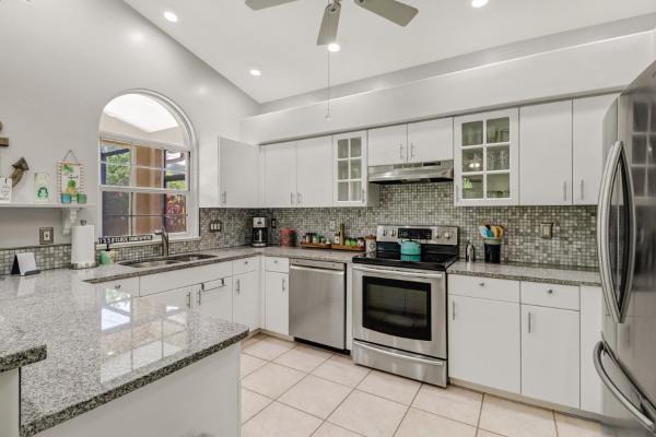 Cozy Beach House - 5 minutes from Vanderbilt Beach