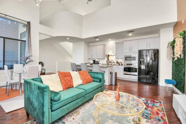 3BR/3.5BA Three Story East Downtown TownHouse with view, Забронировать Дом для отпуска Хьюстон Texas Gulf Coast, рядом с Би-би-ви-эй Компасс Стэдиум — домашний стадион клуба «Хьюстон Динамо»