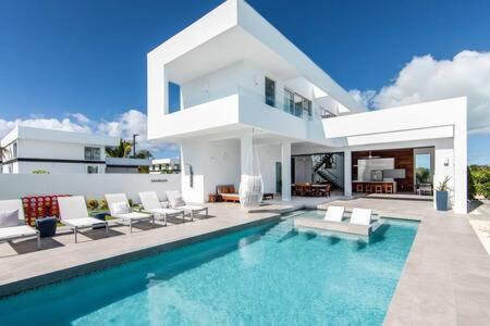 Oceanside 2 Bedroom Luxury Villa with Private Pool, 500ft from Long Bay Beach -V6, Забронировать  Отели Провиденшиалс с бассейном, Бассейн