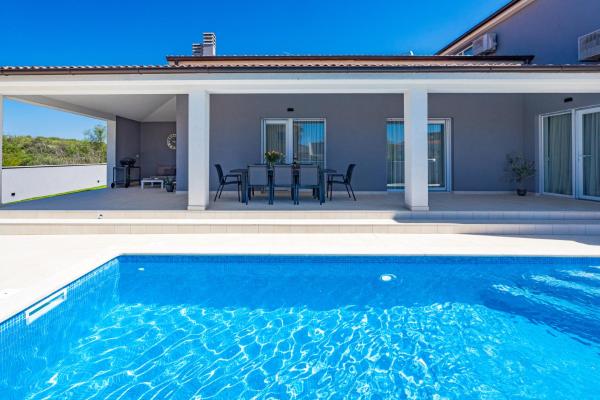 Serenity home Villa Tea with heated pyrolysis salt water, Забронировать  Отели Лоборика с парковкой, Парковка