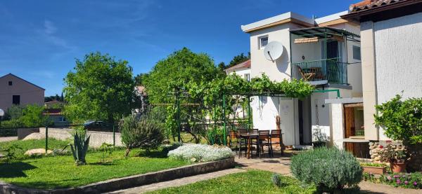 Apartmani Centar Seline Paklenica, Забронировать  Отели Starigrad-Paklenica Riviera с парковкой, Парковка