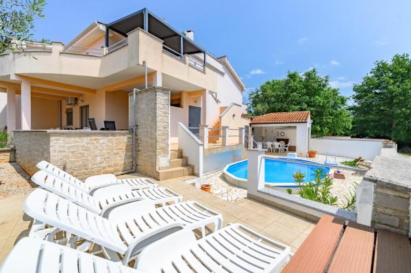 House Monique with pool, Забронировать  Рошини Poreč Region