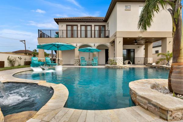 Paradise Villa: 2 blocks from beach, private pool, Забронировать  Отели Саут-Падре-Айленд с парковкой, Парковка