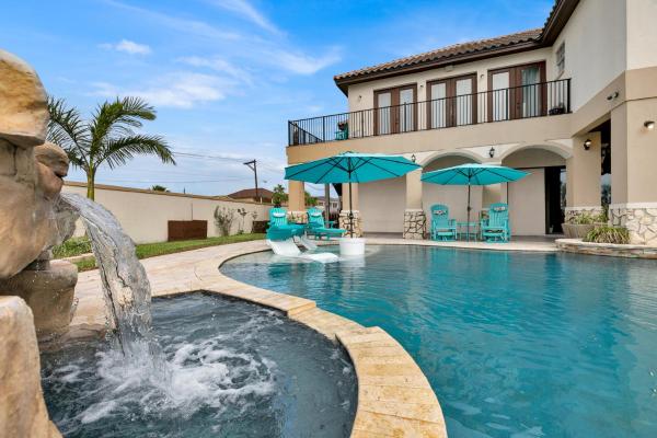 Paradise Villa: 2 blocks from beach, private pool