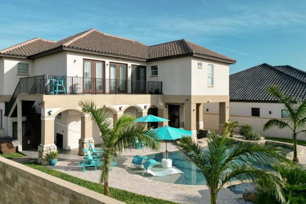 Paradise Villa: 2 blocks from beach, private pool