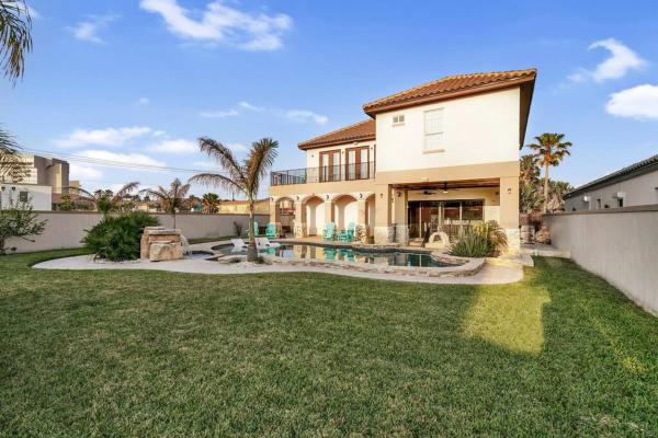 Paradise Villa: 2 blocks from beach, private pool