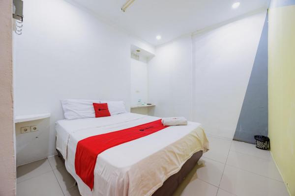 RedDoorz Plus near Galaxy Bekasi