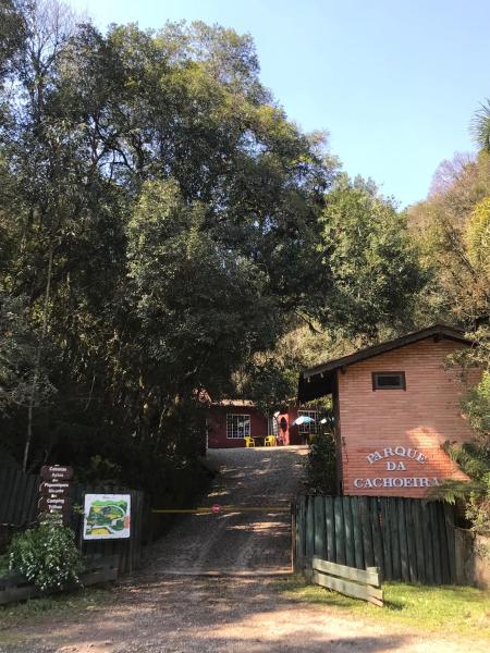 Pousada Parque da Cachoeira, Забронировать  Отели Сан-Франсиску-ди-Паула с парковкой, Парковка