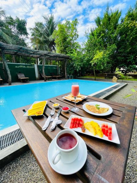 Lily Safari Resort Udawalwa, Забронировать  Отели Сабарагамува с бассейном, Бассейн