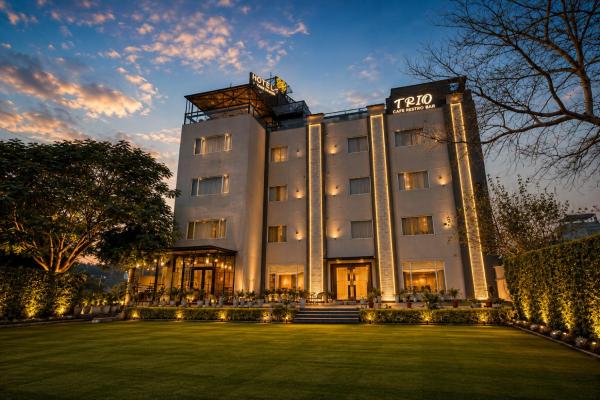 Hotel Three Seasons