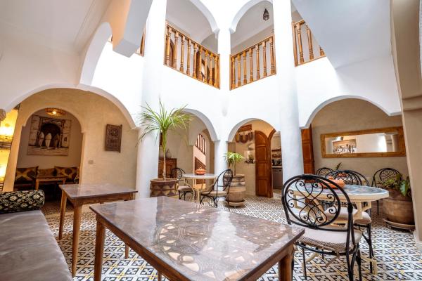 Riad D’AR GANne by Carole, Забронировать  Отели Марракеш-Тенсифт-Эль-Хауз с парковкой, Парковка