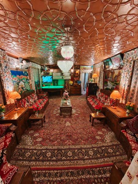 HB NEW LIGHT GROUP OF HOUSEBOATS, Забронировать  Сринагар Jammu & Kashmir Ski