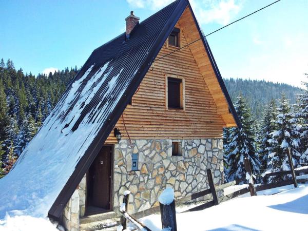 Vikendice Jahorinska Dvorišta 1, Забронировать  Отели Пале с парковкой, Парковка