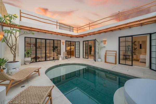 Villa Valeria - Mediterranean Style 2 BR Villa in Canggu, Забронировать  Отели Tumbak Bayuh с бассейном, Бассейн