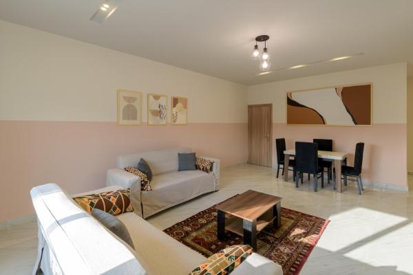 Travelholic 90 Residence
