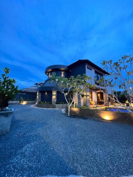 LA Villas Kuantan Private Pool,Near Beach,BBQ,Karaoke, Забронировать  Куантан Паханг