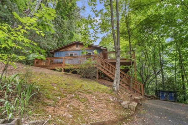 Serene Forest View- Hot Tub- Pet Friendly With Fenced Yard, Забронировать  Гатлинберг Great Smoky Mountains National Park