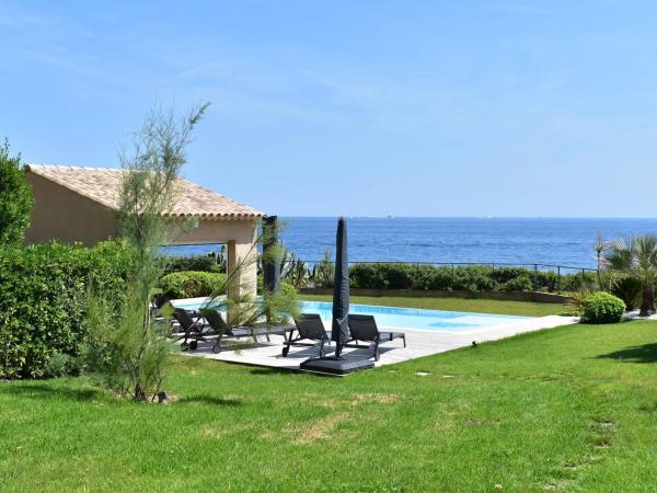 Villa pieds dans l\eau pour 10 personnes avec piscine, clim et Wi-Fi - FR-1-768-27, Забронировать  Отели Сен-Тропе залива с парковкой, Парковка
