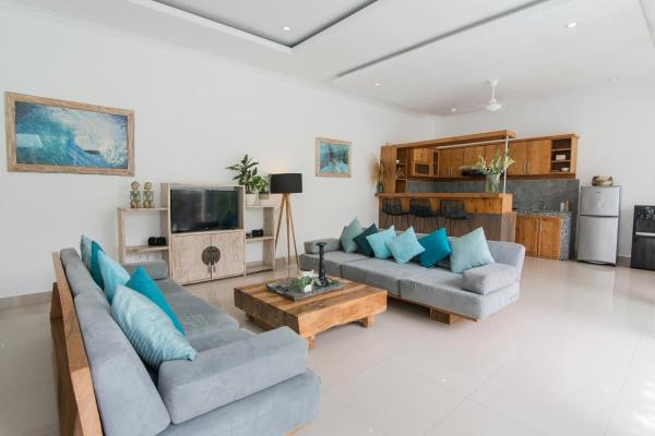 Stylish Three Bedroom Villa Near Atlas Beach Club & Beach, Забронировать  Отели провинции Бали с парковкой, Парковка