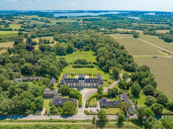 Villa Château De Kergonano- dans l\Orangerie-4 by Interhome