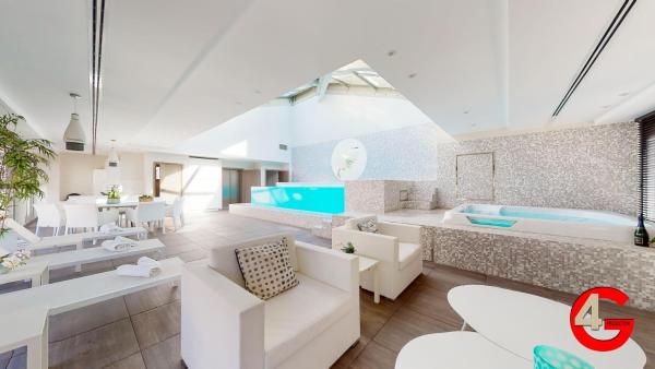 THE POOL HOUSE Cannes, Забронировать  Отели Приморских Альпы с парковкой, Парковка