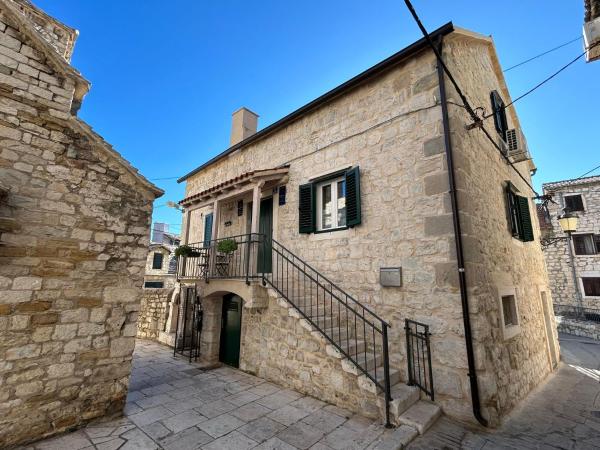 Mikula and Cvita stone house, Забронировать  Сплит Сплитско-Далматинская жупания, рядом с People's Square - Pjaca