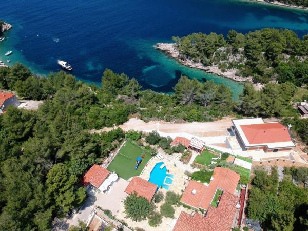 Family-friendly apartments with swimming pool Cove Poplat, Korcula - 18258, Забронировать  Вела-Лука Корчула