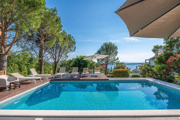 Villa mit Privatpool, Whirlpool, 350 Meter zum Strand, Забронировать  Отели Приморско-Горанской жупания с бассейном, Бассейн