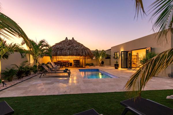 Villa Mambo Royale, Забронировать  Отели Виллемстад с бассейном, рядом с Океанариум Кюрасао, Бассейн
