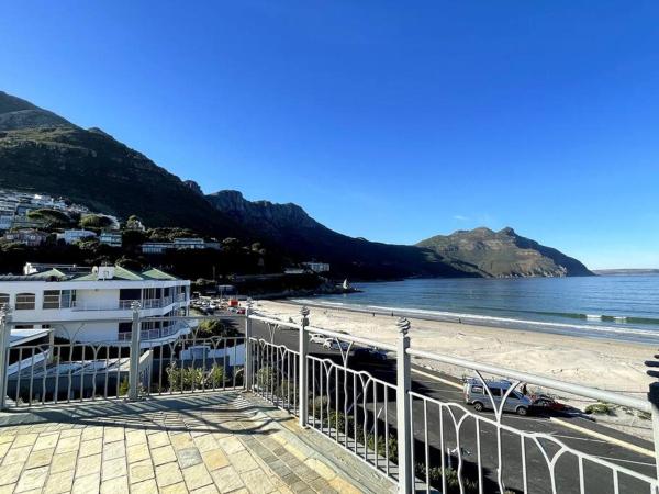 Stunning penthouse in Hout Bay overlooking the beach, Забронировать  Отели Кейптауна с бассейном, Бассейн