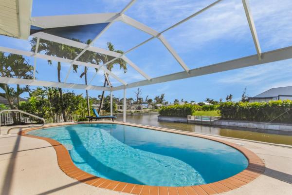 Southern Exposure, Saltwater Pool - Villa Solaris - Roelens Vacations, Забронировать  Кейп-Корал Southwest Florida, рядом с Cape Coral Sports Complex