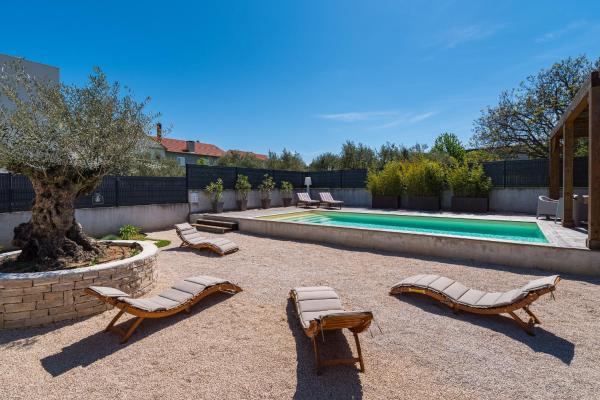 4 Bedroom Private Villa with Large Pool, Quiet Area