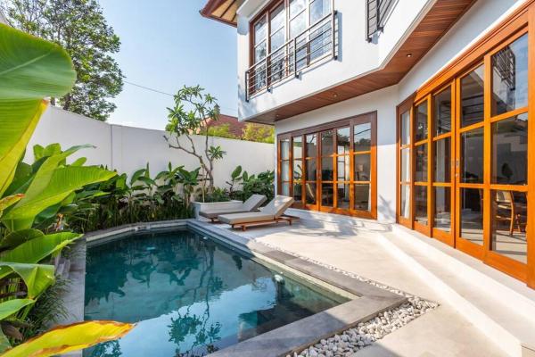 Bright Modern Villa in Perfect Walkable Location, Забронировать  Отели Denpasar Municipality с бассейном, Бассейн