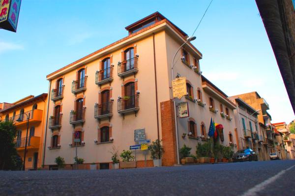 Hotel U