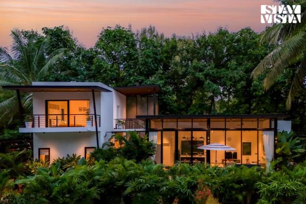 StayVista at M Villa with Breakfast Included, Забронировать  Отели штата Карнатаки с бассейном, Бассейн