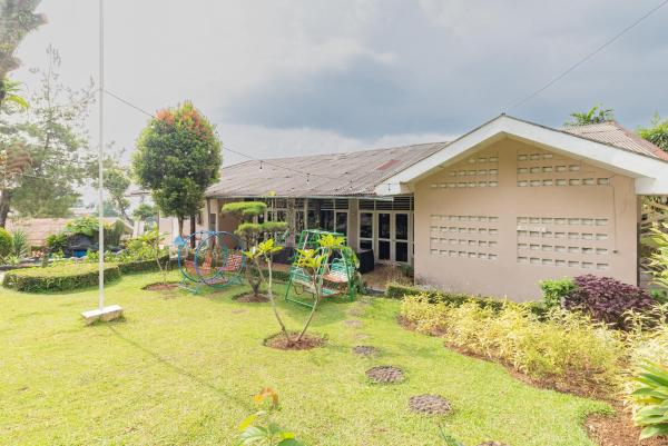 RedDoorz at House Of Dirga Cisarua Puncak, Забронировать Отель Отели Brujul с бассейном, Бассейн
