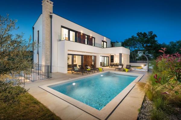 Villa Abarica by Villsy - with heated pool, sauna, jacuzzi, Забронировать  Отели Мараси с бассейном, Бассейн