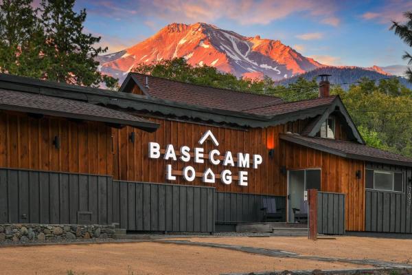 Basecamp Lodge, Забронировать  Недорогие отели Маунт-Шаста, недорогие
