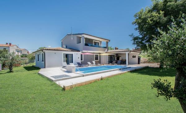 Villa Vala with a large yard near Pula, Забронировать  Отели Pula Region с бассейном, Бассейн
