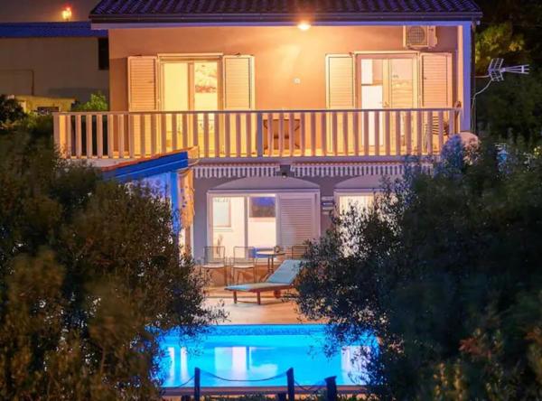 Beachfront villa Mihovil w. beach access