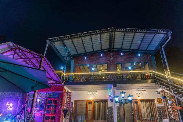 SMOKEY CASTLE HOTEL and RESTAURENT, Забронировать  Недорогие отели Муктешвар, недорогие