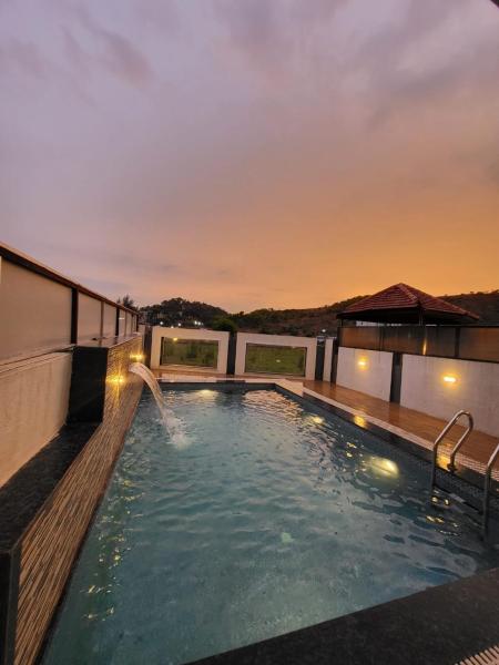 The Perfect Stays Paradise Villa, Забронировать  Отели штата Махараштры с бассейном, Бассейн