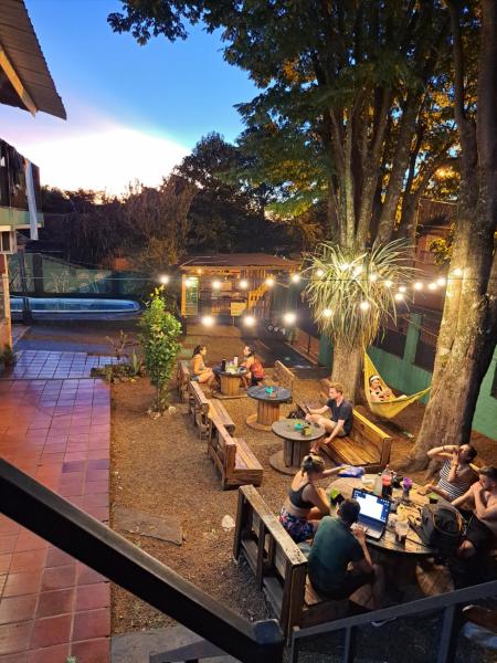 Benteveo hostel iguazu, Забронировать  Пуэрто-Игуасу Мисьонес, рядом с Автобусный вокзал