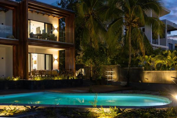 3 BR Beachfront & Self-Catering Apartment - Pointe aux Biches, Забронировать  Отели Северного побережья Маврикия с бассейном, Бассейн