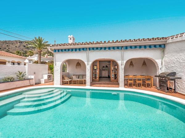 Villa in mediterranean style with private pool, Забронировать  Нерха Axarquía, рядом с Playa Piedra de Tarzán