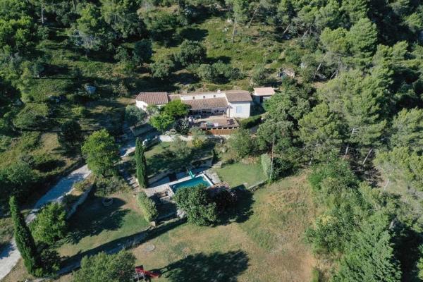 Villa au calme dans le Luberon avec piscine, Забронировать  Шеваль Блан Люберон
